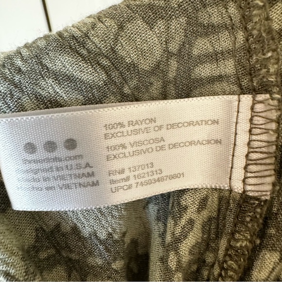 Fun lightweight patterned pants, wider leg. Size M - Picture 3 of 10